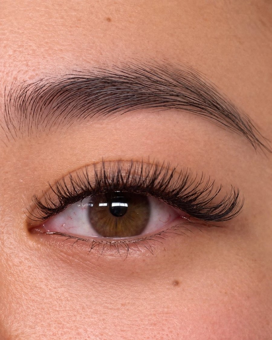 Light volume lash extensions