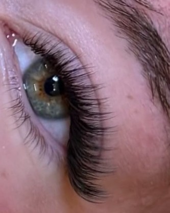 Medium volume lash extensions